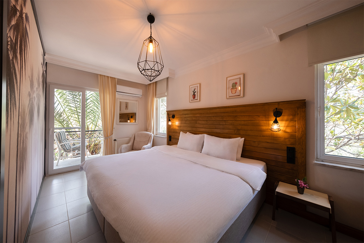 Bahçe Manzaralı Balkonlu Oda